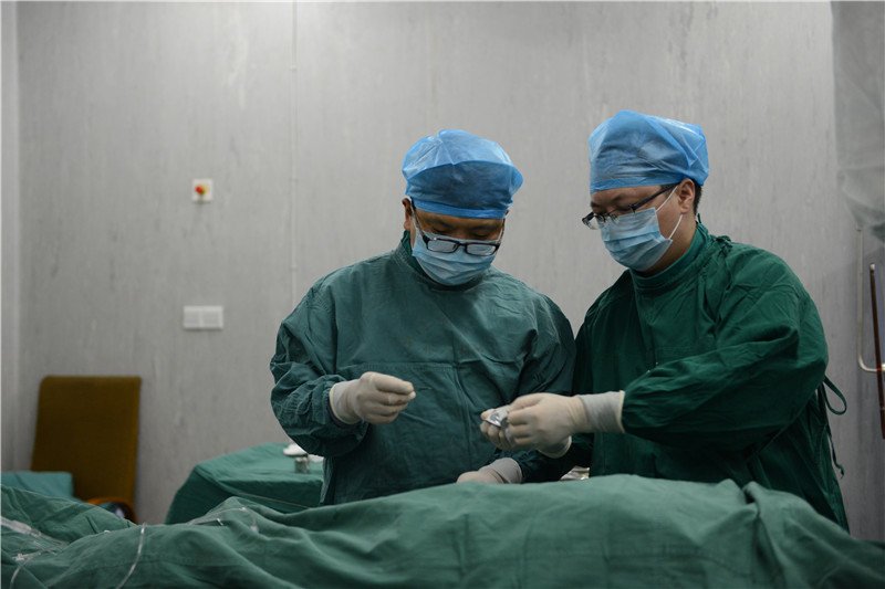 李威(右)与助手杨继东在作介入手术.jpg 李威(右)与助手杨继东在作介入手术.jpg