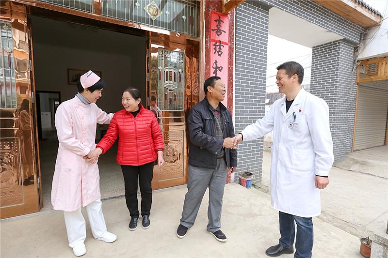 田国兰夫妇紧握上官医生和张护士长的手,不忍离别.jpg 田国兰夫妇紧握上官医生和张护士长的手,不忍离别.jpg