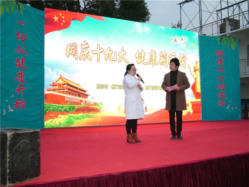 神经内科医生张丹丹为村民讲解常见病防治知识.jpg 神经内科医生张丹丹为村民讲解常见病防治知识.jpg