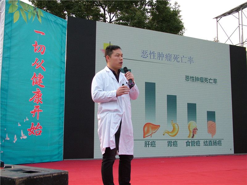 肿瘤内二科主任李玉新为村民讲解肿瘤防治知识.jpg 肿瘤内二科主任李玉新为村民讲解肿瘤防治知识.jpg