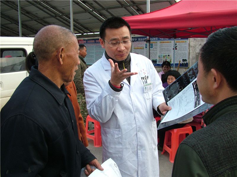 骨科博士涂敏为村民义诊.jpg 骨科博士涂敏为村民义诊.jpg