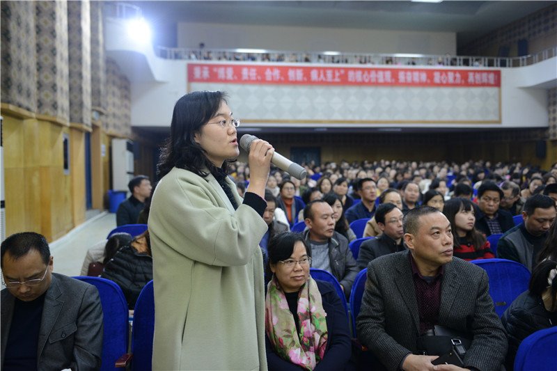 党员张琰现场提问.jpg 党员张琰现场提问.jpg