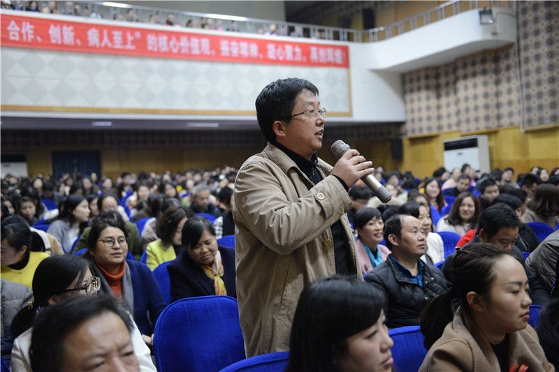 医务科长郭圣龙现场提问.jpg 医务科长郭圣龙现场提问.jpg
