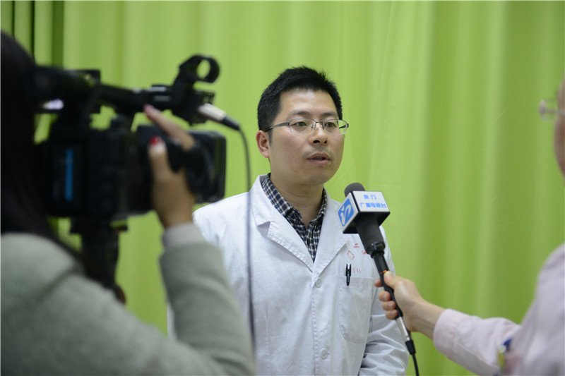 院长助理邹亮接受采访.jpg 院长助理邹亮接受采访.jpg