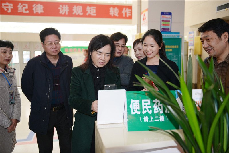 1市委组织部副部长李克英(左三)扫描医院二维码.jpg 1市委组织部副部长李克英(左三)扫描医院二维码.jpg