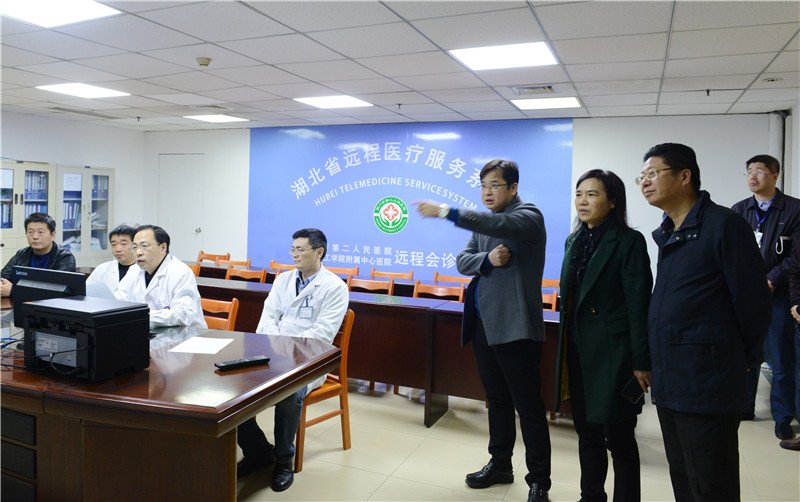 院长郑小艳(右三)介绍远程医疗建设情况.jpg 院长郑小艳(右三)介绍远程医疗建设情况.jpg