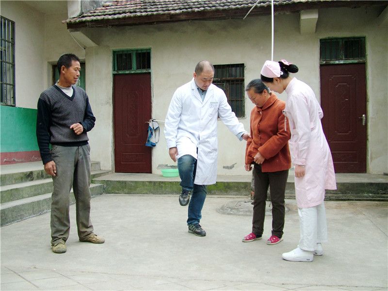 葛医生为杨焕兰做康复指导。.jpg 葛医生为杨焕兰做康复指导。.jpg