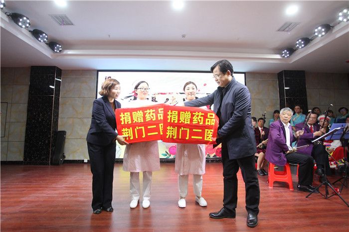 院长郑小艳(右)向福寿居捐赠药品.jpg 院长郑小艳(右)向福寿居捐赠药品.jpg