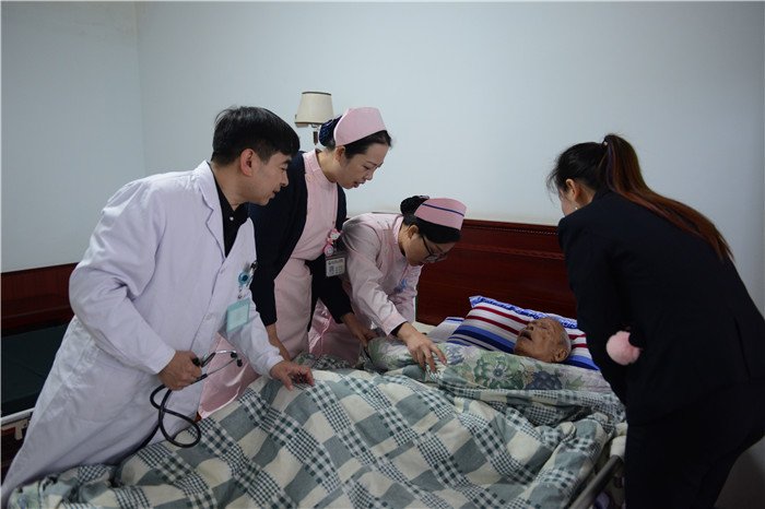 老年病专家杨明炜与护理专家一起问诊失能老人.jpg 老年病专家杨明炜与护理专家一起问诊失能老人.jpg