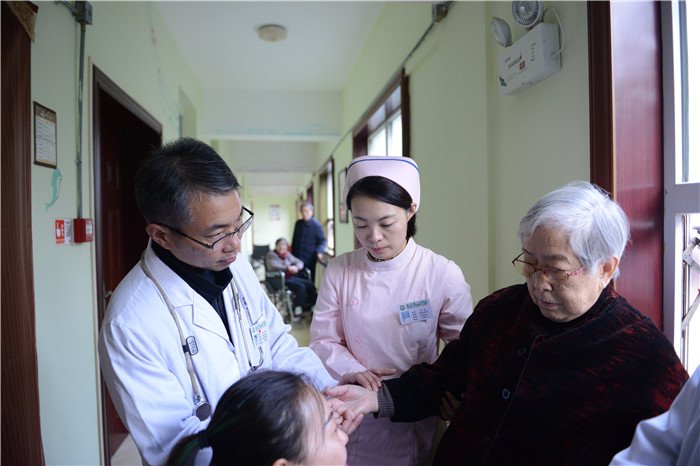 心血管内科专家李琳为老人把脉.jpg 心血管内科专家李琳为老人把脉.jpg