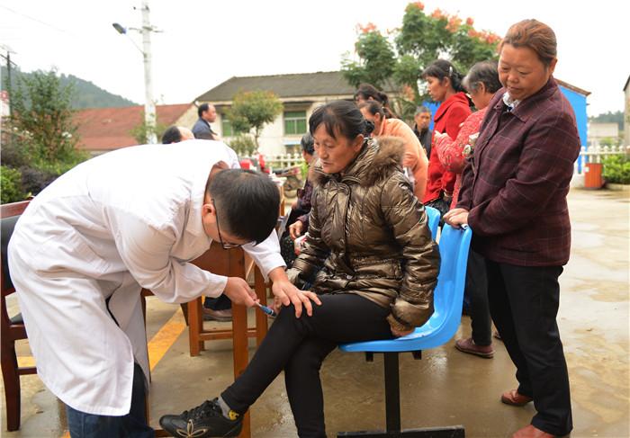 栗溪卫生院义诊现场.jpg 栗溪卫生院义诊现场.jpg