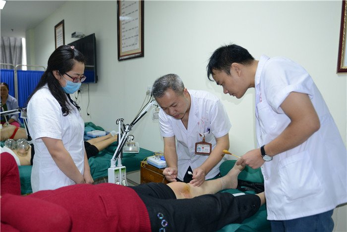 首位下派至牌楼卫生院的市二医康复医学科医师雷胜给患者治疗.jpg 首位下派至牌楼卫生院的市二医康复医学科医师雷胜给患者治疗.jpg