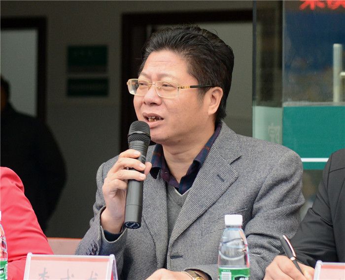 市二医党委书记、医联体监事会主席李成龙主持揭牌仪式.jpg 市二医党委书记、医联体监事会主席李成龙主持揭牌仪式.jpg