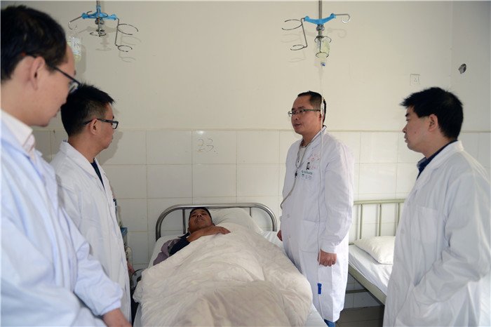 下派至粟溪卫生院的首位医生市二医皮肤科专家徐刚林带教查房。.jpg 下派至粟溪卫生院的首位医生市二医皮肤科专家徐刚林带教查房。.jpg