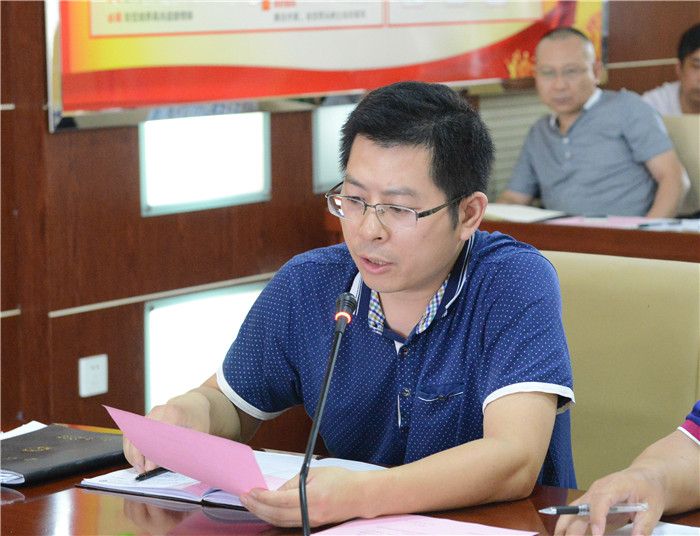 院领导代表、院长助理邹亮宣读《拒绝商业贿赂承诺书》.jpg 院领导代表、院长助理邹亮宣读《拒绝商业贿赂承诺书》.jpg