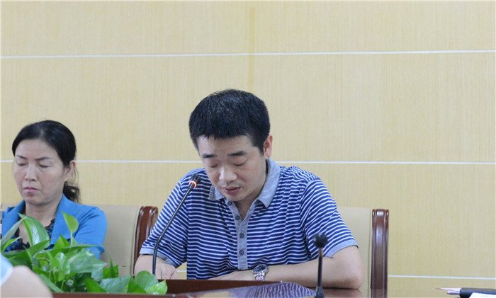 医务人员代表、市二医消化内二科主任习建冬宣读《拒绝商业贿赂承诺书》.jpg 医务人员代表、市二医消化内二科主任习建冬宣读《拒绝商业贿赂承诺书》.jpg