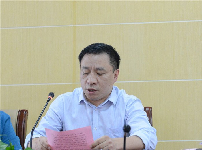 职能科室代表、市二医药学部副主任高光武宣读《拒绝商业贿赂承诺书》.jpg 职能科室代表、市二医药学部副主任高光武宣读《拒绝商业贿赂承诺书》.jpg