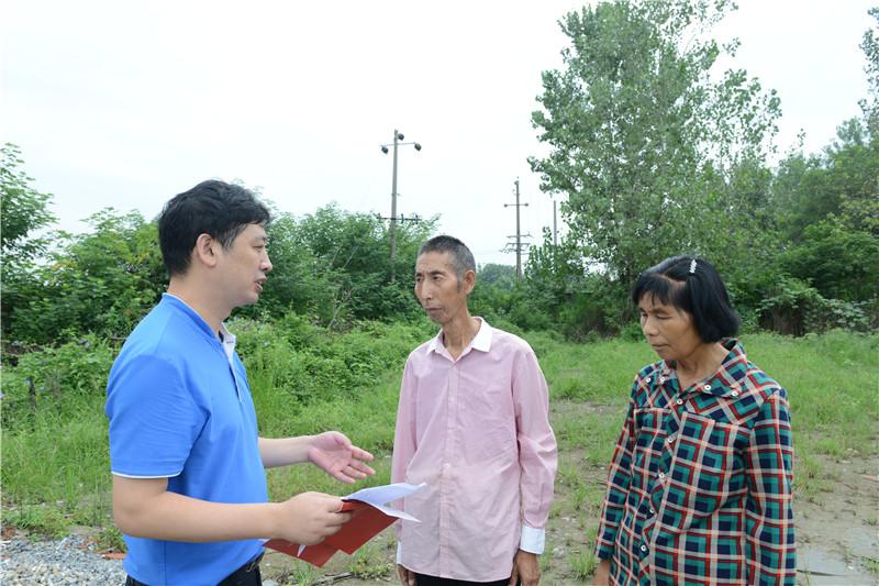 市二医财务科科长朱俊柏在田间地头向其包保对象——吕集村5组村民吕义美两夫妻宣讲农村低保和医疗救助等方面的政策。.jpg 市二医财务科科长朱俊柏在田间地头向其包保对象——吕集村5组村民吕义美两夫妻宣讲农村低保和医疗救助等方面的政策。.jpg