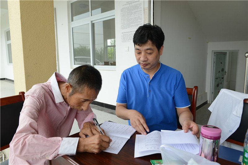 填写《扶贫手册〉.jpg 填写《扶贫手册〉.jpg