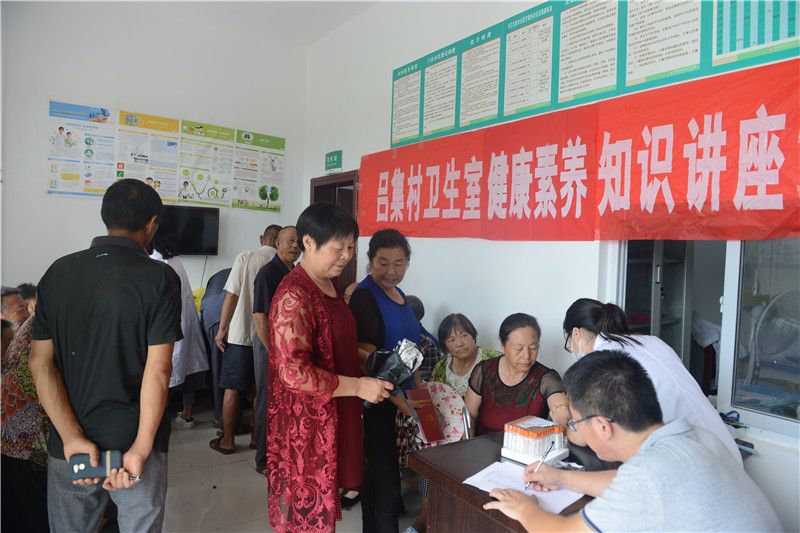 义诊当天,排队等候检查的村民.jpg 义诊当天,排队等候检查的村民.jpg