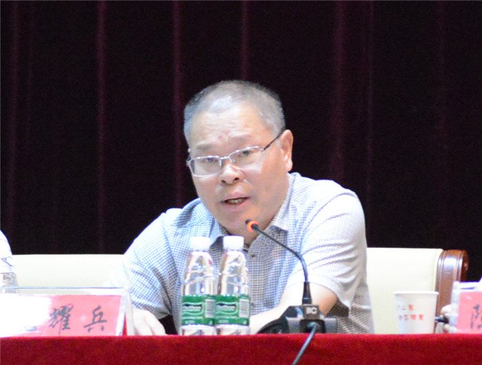 副院长沈耀兵宣读了《市二医落实省委巡视“回头看”反馈意见涉及卫生计生问题整改工作方案》.jpg 副院长沈耀兵宣读了《市二医落实省委巡视“回头看”反馈意见涉及卫生计生问题整改工作方案》.jpg