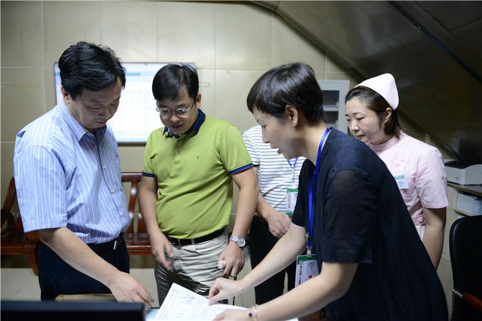 督查组在医院双向转诊服务部查看转诊人员登记资料.jpg 督查组在医院双向转诊服务部查看转诊人员登记资料.jpg