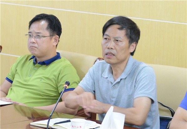 市纪委派驻市卫计委纪检组长张清泉(右)讲话.jpg 市纪委派驻市卫计委纪检组长张清泉(右)讲话.jpg