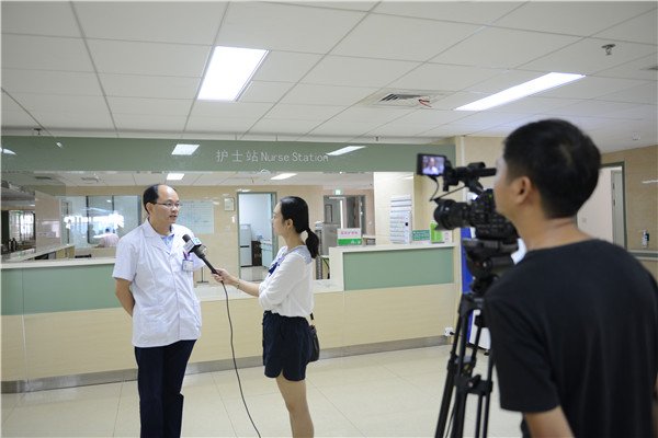 临床医生接受媒体采访.jpg 临床医生接受媒体采访.jpg