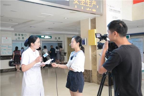 药房工作人员接受市电视台采访.jpg 药房工作人员接受市电视台采访.jpg