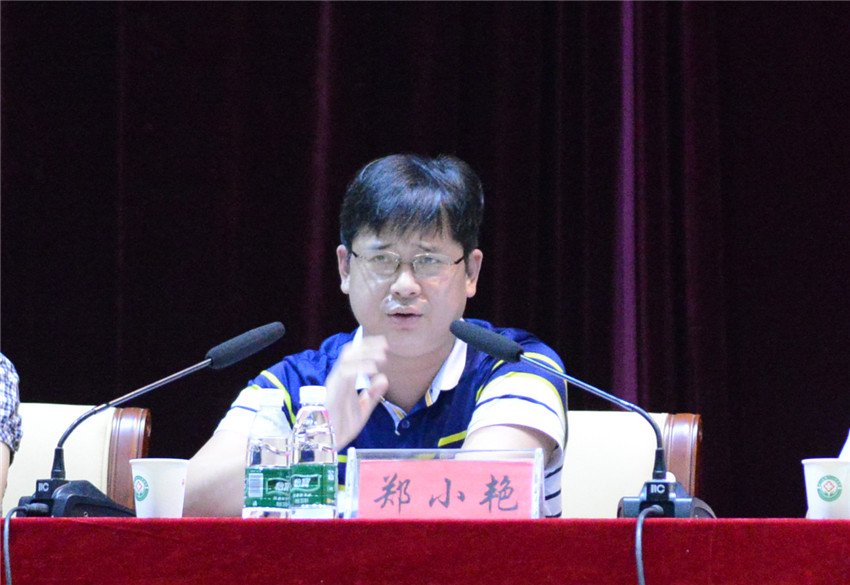 院长郑小艳作上半年工作总结和三甲复评动员报告.jpg 院长郑小艳作上半年工作总结和三甲复评动员报告.jpg