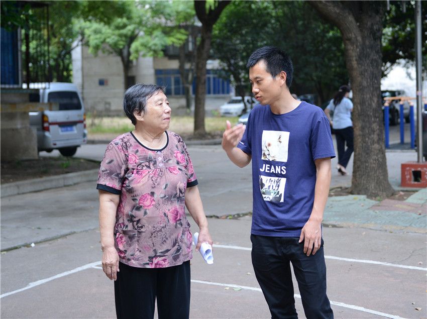 张老夫人送曹医生出小区大门_副本.jpg 张老夫人送曹医生出小区大门_副本.jpg