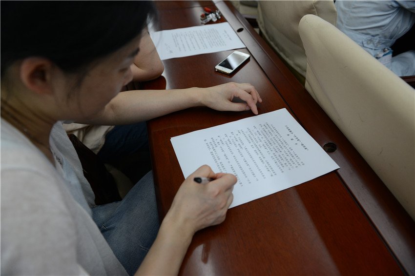 在承诺书上签字_副本.jpg 在承诺书上签字_副本.jpg
