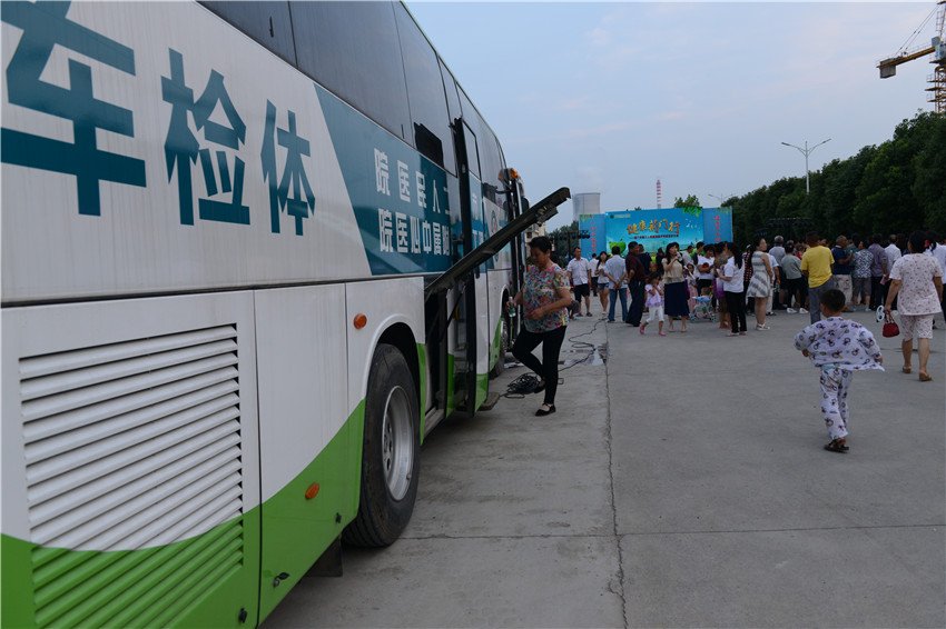 体检车开进了活动现场.jpg 体检车开进了活动现场.jpg