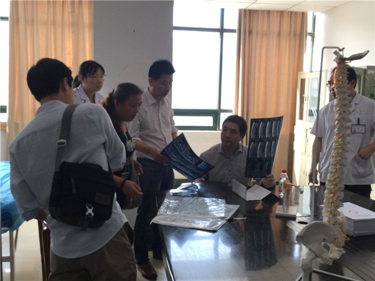 熊伟教授义诊.jpg 熊伟教授义诊.jpg