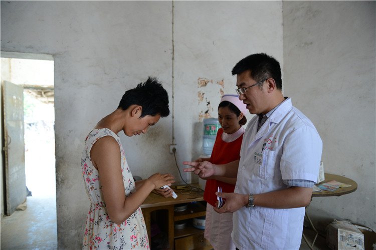 精神卫生中心杜晖询问其妻用药情况_副本.jpg 精神卫生中心杜晖询问其妻用药情况_副本.jpg