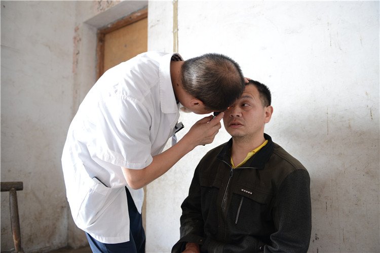 眼科主任曾云为许健林检查_副本.jpg 眼科主任曾云为许健林检查_副本.jpg