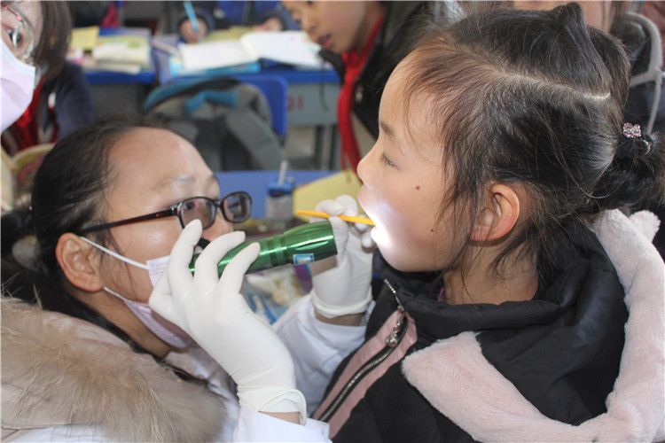 中国儿童口腔疾病综合干预项目国家督导组专家在检查窝沟封闭质量_副本.jpg