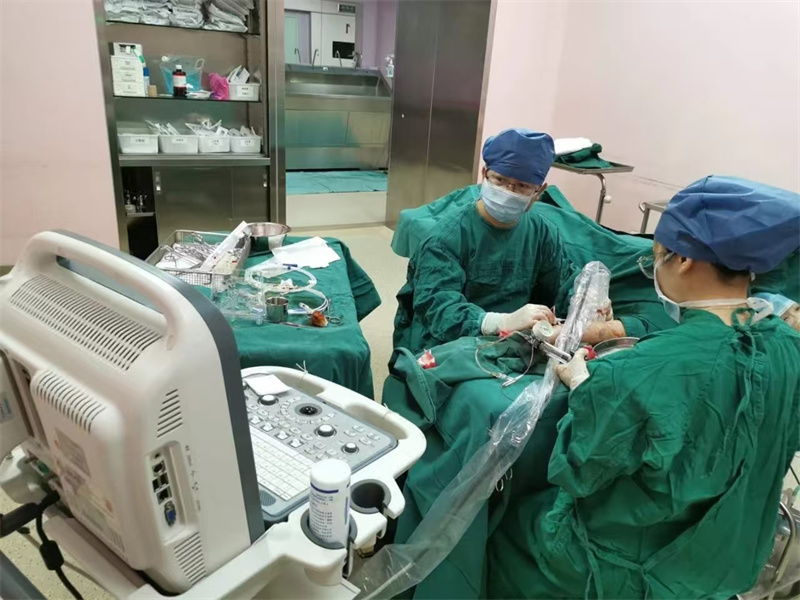 肾内科主任郑启刚为血透患者行彩超下内瘘狭窄球囊扩张术.jpg