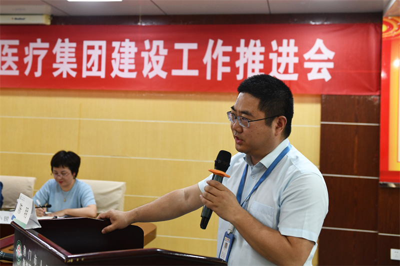 市人民医院医务科科长陈明介绍医疗集团“心电一张网”建设情况.JPG