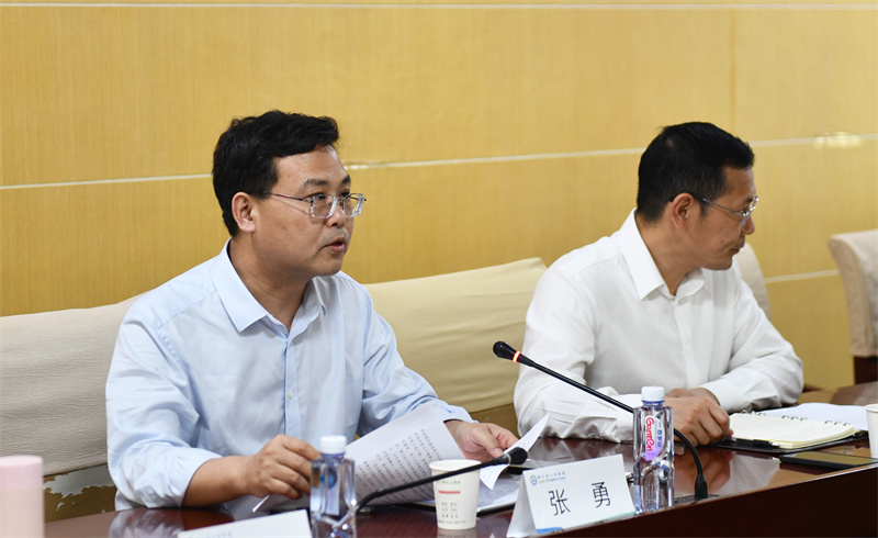 市人民医院党委书记张勇主持会议并讲话。.JPG