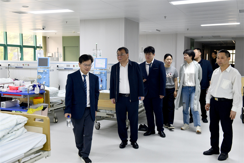与会代表参观医院血液透析中心.JPG
